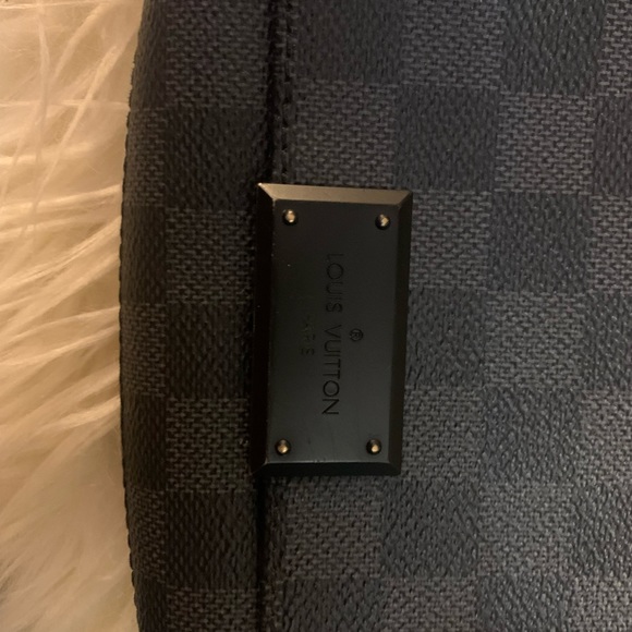 Very lightly used Louis Vuitton men’s cross body messenger bag! Mint condition - Picture 2 of 5